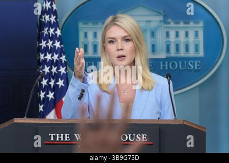 Washington, États-Unis. 09 mai 2025. La secrétaire de presse de WH, Katerine Leavitt, parle de l'immigration, des accords entre les États-Unis et le Royaume-Uni lors d'une conférence de presse, à la Brady Briefing Room/White House à Washington DC, aux États-Unis. Crédit : SOPA images Limited/Alamy Live News Banque D'Images