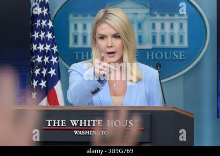 Washington, États-Unis. 09 mai 2025. La secrétaire de presse de WH, Katerine Leavitt, parle de l'immigration, des accords entre les États-Unis et le Royaume-Uni lors d'une conférence de presse, à la Brady Briefing Room/White House à Washington DC, aux États-Unis. Crédit : SOPA images Limited/Alamy Live News Banque D'Images