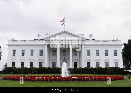 Washington, États-Unis. 09 mai 2025. Une vue générale de la Maison Blanche à Washington DC est vue le vendredi 9 mai 2025. (Photo de Aaron Schwartz/Sipa USA) crédit : Sipa USA/Alamy Live News Banque D'Images