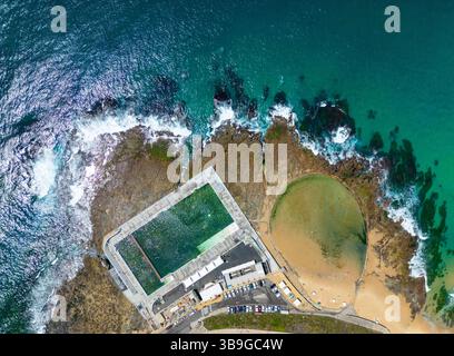 Vue aérienne de la piscine océanique et de la côte artificielle environnante en Nouvelle-Galles du Sud, Australie. Les eaux turquoises et les vagues créent une mer magnifique Banque D'Images
