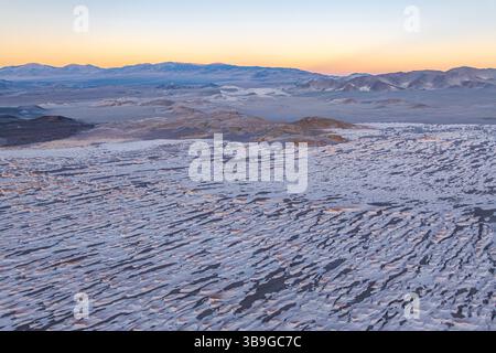 Vue aérienne du vaste champ de ponce à Catamarca, Argentine. Le terrain accidenté illuminé par le lever du soleil offre un paysage surréaliste et surnaturel o Banque D'Images
