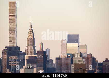Une vue rapprochée des gratte-ciel emblématiques de New York, tels que le Chrysler Building, sur un ciel sombre. L'image capture le A. Banque D'Images