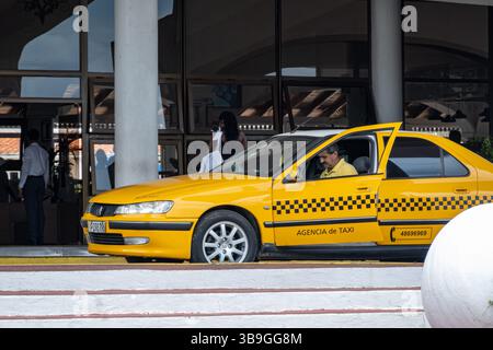 VARADERO, CUBA - 2 SEPTEMBRE 2023 : voiture de taxi jaune Peugeot 406 devant l'hôtel à Varadero, Cuba Banque D'Images