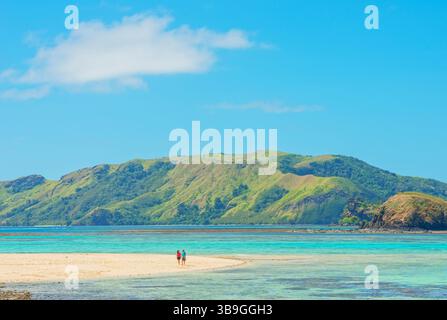 Couple marchant sur une plage de sable, île de Nacula, îles Yasawa, Fidji Banque D'Images