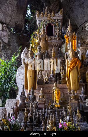Des centaines de sculptures miniatures de Bouddha ornent la grotte inférieure dans les grottes de Pak ou, Pak ou, district de Pak ou, Luang Prabang, Laos, Asie Banque D'Images