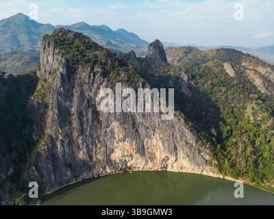 Vue aérienne de kayakistes de mer passant une montagne le long de la rivière Nam ou, Pak ou, district de Pak ou, Luang Prabang, Laos, Asie Banque D'Images