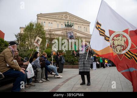 Moscou, Russie. 9 mai 2025. Les gens portent des portraits de leurs proches qui ont combattu pendant la seconde Guerre mondiale et d'autres guerres lors de la célébration du 80e anniversaire de la victoire dans la Grande Guerre patriotique dans le centre-ville de Moscou, en Russie. Crédit : Nikolay Vinokurov/Alamy Live News Banque D'Images
