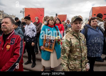 Moscou, Russie. 9 mai 2025. Les gens portent des portraits de leurs proches qui ont combattu pendant la seconde Guerre mondiale et d'autres guerres lors de la célébration du 80e anniversaire de la victoire dans la Grande Guerre patriotique dans le centre-ville de Moscou, en Russie. Crédit : Nikolay Vinokurov/Alamy Live News Banque D'Images