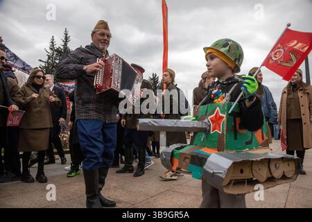Moscou, Russie. 9 mai 2025. Les festivités ont lieu dans le parc Gorky le jour de la victoire marquant les 80 ans de la victoire dans la seconde Guerre mondiale, à Moscou, en Russie. Crédit : Nikolay Vinokurov/Alamy Live News Banque D'Images