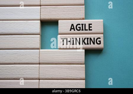 Symbole de pensée agile. Blocs en bois avec des mots Agile Thinking. Beau fond vert gris avec. Concept Business et Agile Thinking. Copier l'espace. Banque D'Images