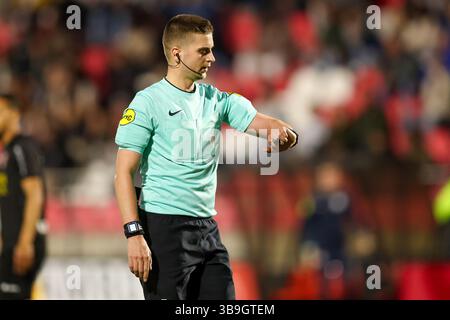 Amsterdam, pays-Bas. 09 mai 2025. AMSTERDAM, PAYS-BAS - 9 MAI : L'arbitre Thomas Hardeman vérifie sa montre lors du match néerlandais Keuken Kampioen Divisie entre Jong Ajax et TOP Oss au Sportpark de Toekomst le 9 mai 2025 à Amsterdam, pays-Bas. (Photo de Hans van der Valk/Orange Pictures) crédit : Orange pics BV/Alamy Live News Banque D'Images