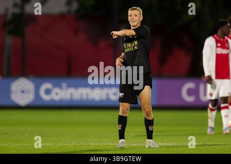 Amsterdam, pays-Bas. 09 mai 2025. AMSTERDAM, PAYS-BAS - 9 MAI : Delano Vianello de Top Oss Gestures lors du match néerlandais Keuken Kampioen Divisie entre Jong Ajax et TOP Oss au Sportpark de Toekomst le 9 mai 2025 à Amsterdam, pays-Bas. (Photo de Hans van der Valk/Orange Pictures) crédit : Orange pics BV/Alamy Live News Banque D'Images