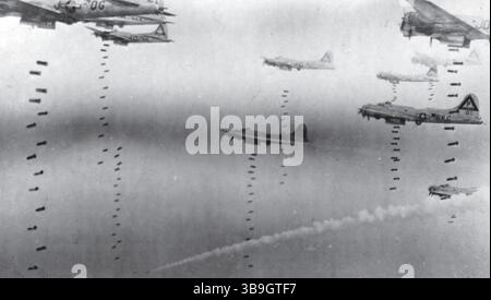 Les bombardiers Boeing B-17 de l'USAAF larguent des bombes sur Dresde le 17 avril 1945. Presque toutes les grandes villes allemandes ont été presque complètement détruites pendant la seconde Guerre mondiale, les raids les plus intensifs et les plus destructeurs ayant eu lieu en 1944 et 1945. On estime que 750 000 civils sont morts dans ces raids. Banque D'Images
