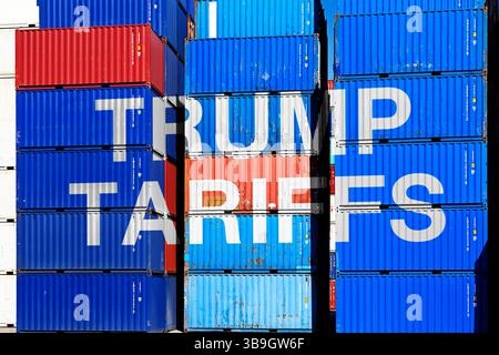 Conteneurs empilés étiquetés Trump tarifs, différend tarifaire de photos symboliques et tarifs punitifs, photomontage Banque D'Images