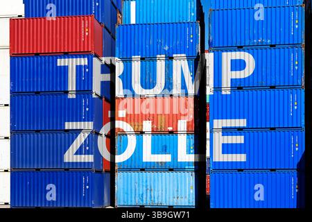 Conteneurs empilés étiquetés Trump tarifs, différend tarifaire de photos symboliques et tarifs punitifs, photomontage Banque D'Images