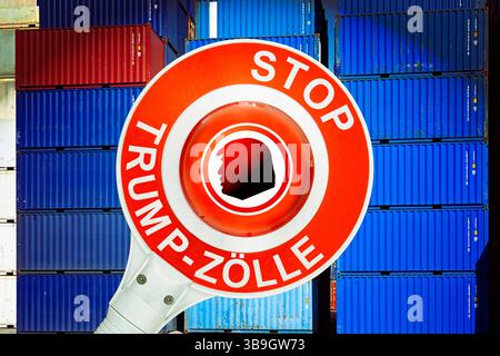 Truelle douanière avec l'inscription Stop - Trump tarifs devant des conteneurs empilés, photo symbolique litige douanier et tarifs punitifs, photomontage Banque D'Images