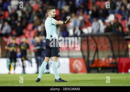 Amsterdam, pays-Bas. 09 mai 2025. AMSTERDAM, 09-05-2025, Sportpark de Toekomst, Néerlandais Keuken Kampioen Divisie football, saison 2024/2025, match entre Jong Ajax et LE TOP Oss, arbitre Thomas Hardeman crédit : Pro Shots/Alamy Live News Banque D'Images