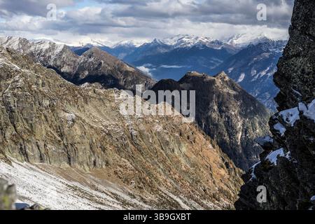 Au début de la via Alta della Verzasca dans les Alpes lépontines, Bellinzona, Tessin, Suisse Banque D'Images