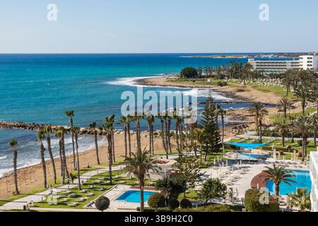 Chypre, Paphos, vue surélevée de Paphos du front de mer et de la plage Banque D'Images