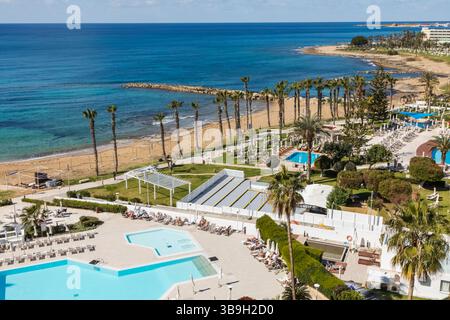 Chypre, Paphos, vue surélevée de Paphos du front de mer et de la plage Banque D'Images