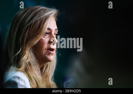 La présidente de Palmeiras, Leila Pereira, s’entretient avec des journalistes après l’exposition du trophée de la Coupe du monde des clubs de la FIFA dans la salle des trophées de l’Allianz Parque, dans la zone ouest de São Paulo, ce vendredi 9 mai. Crédit : Brazil photo Press/Alamy Live News Banque D'Images