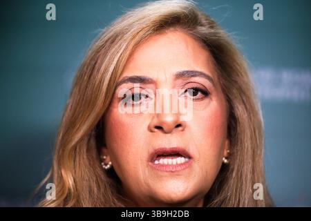 La présidente de Palmeiras, Leila Pereira, s’entretient avec des journalistes après l’exposition du trophée de la Coupe du monde des clubs de la FIFA dans la salle des trophées de l’Allianz Parque, dans la zone ouest de São Paulo, ce vendredi 9 mai. Crédit : Brazil photo Press/Alamy Live News Banque D'Images