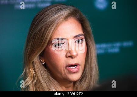 La présidente de Palmeiras, Leila Pereira, s’entretient avec des journalistes après l’exposition du trophée de la Coupe du monde des clubs de la FIFA dans la salle des trophées de l’Allianz Parque, dans la zone ouest de São Paulo, ce vendredi 9 mai. Crédit : Brazil photo Press/Alamy Live News Banque D'Images