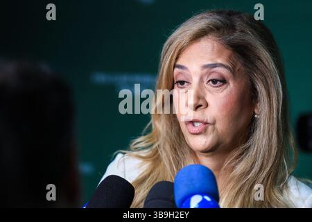 La présidente de Palmeiras, Leila Pereira, s’entretient avec des journalistes après l’exposition du trophée de la Coupe du monde des clubs de la FIFA dans la salle des trophées de l’Allianz Parque, dans la zone ouest de São Paulo, ce vendredi 9 mai. Crédit : Brazil photo Press/Alamy Live News Banque D'Images