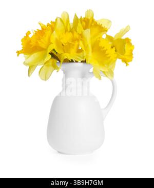 Jonquilles jaunes en vase isolées sur blanc Banque D'Images