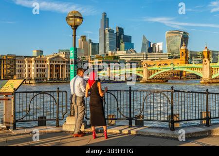 Vue du pont Southwark, de la Tour de Londres et de l'horizon depuis le Thames Path, Londres, Angleterre, Royaume-Uni Banque D'Images