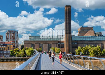 Millennium Bridge over the Thames et Modern Tate Gallery, Londres, Angleterre, Grande-Bretagne Banque D'Images