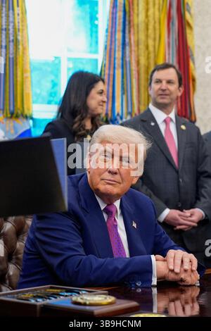 Washington, États-Unis. 09 mai 2025. Le président AMÉRICAIN Donald Trump signe des décrets et parle aux journalistes dans le bureau ovale de la Maison Blanche à Washington, DC, États-Unis le 9 mai 2025. Photo de Yuri Gripas/ABACAPRESS.COM crédit : Abaca Press/Alamy Live News Banque D'Images