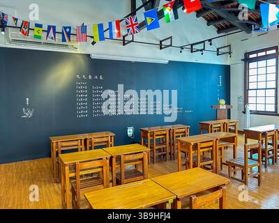 Taipei, Taïwan, vue panoramique à l'intérieur, salle de classe traditionnelle, bureaux vides, exposition de drapeaux, monument historique taïwanais, 'centre des visiteurs de Dadaocheng', Banque D'Images