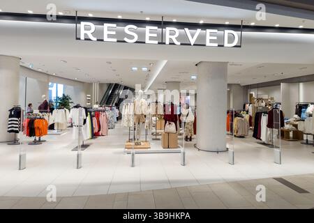 Poznan, Pologne - 08 mai 2025 : intérieur de magasin de vêtements réservé au centre commercial Avenida à Poznan Banque D'Images