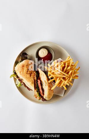 Sandwich au steak avec frites et trempettes Banque D'Images