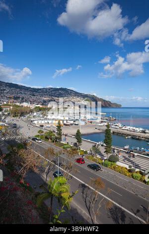 Vue sur la baie de Funchal à Madère, avec Avenida do Mar au premier plan et Funchal Marina. et le port en arrière-plan. Banque D'Images