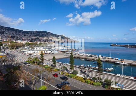Vue panoramique sur la baie de Funchal à Madère, avec Avenida do Mar au premier plan et Funchal Marina. et le port en arrière-plan. Banque D'Images
