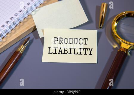 Message de responsabilité du fait des produits écrit sur du papier blanc avec un fond de lac flou. Symbole conceptuel de responsabilité du produit. Copier l'espace. Banque D'Images