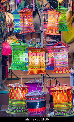Lanternes artisanales aux couleurs vives exposées sur un marché en plein air, mettant en valeur la créativité culturelle et l'artisanat, Vietnam. Banque D'Images