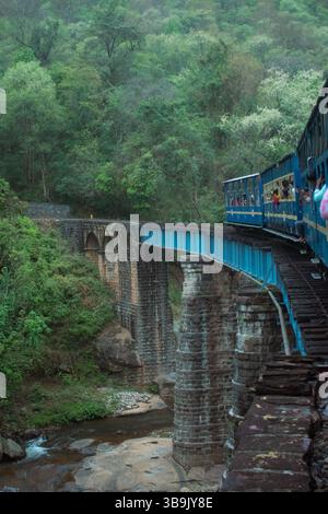 Empruntez le Nilgiri Mountain Railway, le train jouet emblématique de l’Inde, de Mettupalayam à Ooty en passant par Coonoor, offrant une vue imprenable sur les collines de Nilgiri ! Banque D'Images