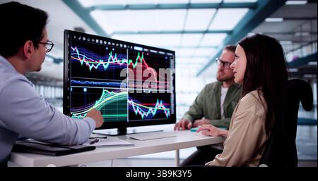 Analystes financiers analyser les données boursières sur les écrans d'ordinateur dans Office. Banque D'Images