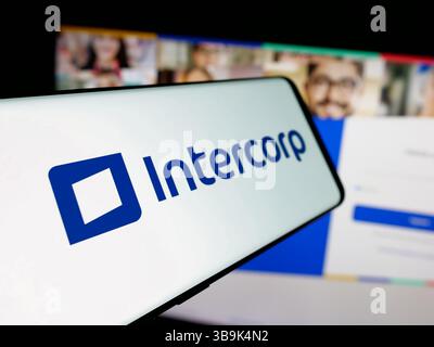 Allemagne. 17 avril 2025. Dans cette illustration photo, un smartphone avec le logo de la société Intercorp Peru Ltd est vu sur l'écran en face du site. (Crédit image : © timon Schneider/SOPA images via ZUMA Press Wire) USAGE ÉDITORIAL SEULEMENT ! Non destiné à UN USAGE commercial ! Banque D'Images