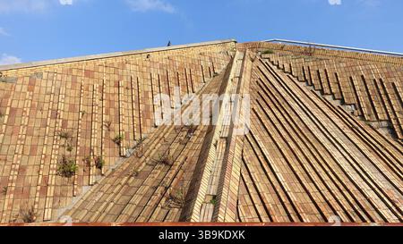 Un aperçu de l'une des pyramides de briques de Naples juste à l'extérieur du centre-ville par une journée ensoleillée. Banque D'Images