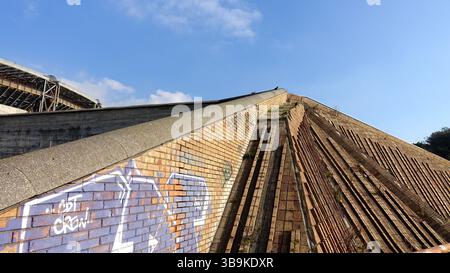 Naples, Italie, 31 décembre 2024. Graffiti sur les pentes de l'une des pyramides de briques juste à l'extérieur du centre-ville par une journée ensoleillée. Banque D'Images
