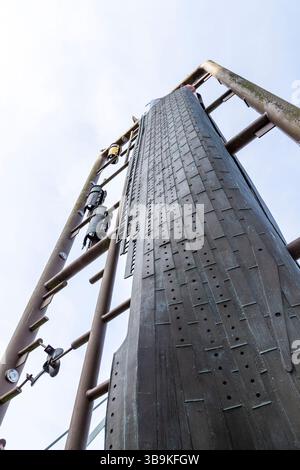 Sculpture du Titanic dans un style Airfix, Titanic Quarter, Belfast. Banque D'Images