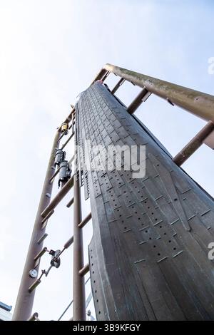 Sculpture du Titanic dans un style Airfix, Titanic Quarter, Belfast. Banque D'Images