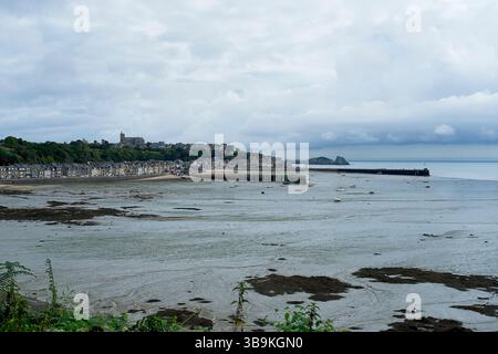 Vue sur la baie de la ville historique de Cancale en Bretagne France Banque D'Images