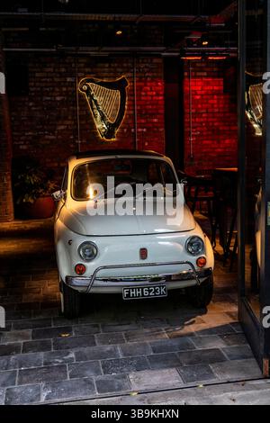 La Fiat 500 classique utilisée pour promouvoir le restaurant Amelia Hall à Belfast a acquis une notoriété en étant condamnée à plusieurs reprises à des amendes lorsqu'elle était garée à l'extérieur. Banque D'Images