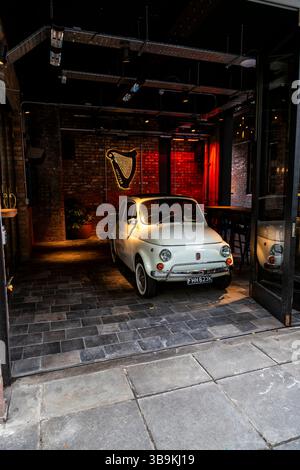 La Fiat 500 classique utilisée pour promouvoir le restaurant Amelia Hall à Belfast a acquis une notoriété en étant condamnée à plusieurs reprises à des amendes lorsqu'elle était garée à l'extérieur. Banque D'Images