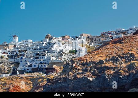 Village blanc emblématique d'Oia, Santorin. Doté de l'architecture iconique des Cyclades et d'un moulin à vent classique, cette vue incarne la beauté inégalée Banque D'Images